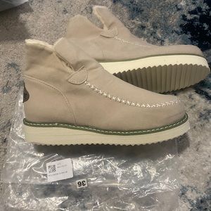 AVSTCFS faux fur lined booties in in ivory